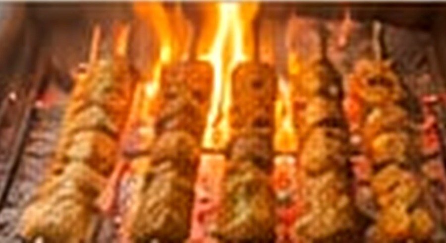 Brochetas a la brasa en Doña Restaurant